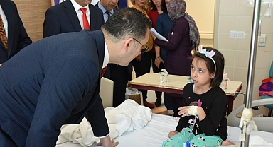 23 Nisan´ı Hastanede Karşılayan Miniklere Sürpriz Ziyaret