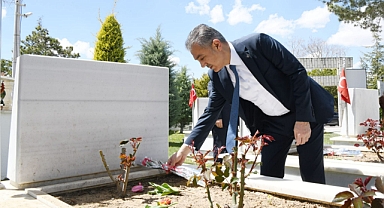 Valimiz Sn. Tuncay Akkoyun Bayram Arifesinde Şehitliği Ziyaret Etti
