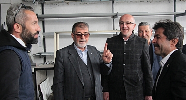 AK Parti Karaman Milletvekili adayı Osman Sağlam çalışmayan aracı ittirdi