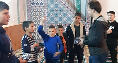 ÇOCULARA CAMİİ'Yİ SEVDİRMEK İSTEYEN İMAMDAN HARİKA YÖNTEM