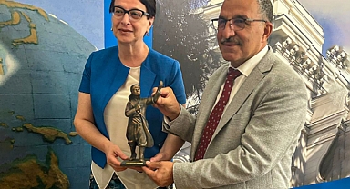 REKTÖR GAVGALI TİFLİS’TE ‘ULUSLARARASI BİLİMSEL VE AKADEMİK ARAŞTIRMALAR KONGRESİ’NE KATILDI