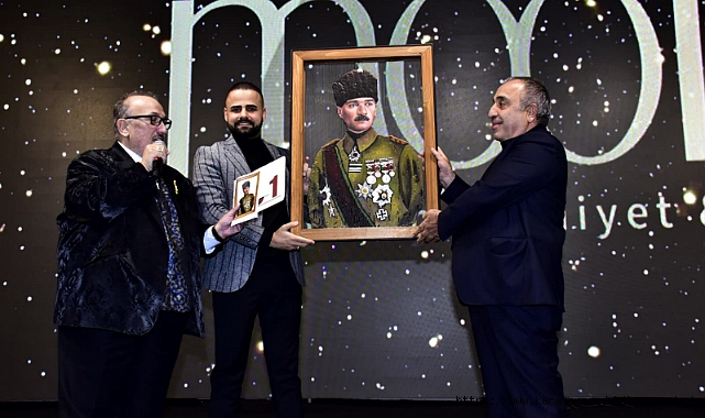 Ödül Gecesinde Atatürk Portresinin Satılmasına Ünlü İş Adamından Engel