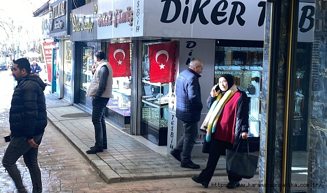 KARAMAN BELEDİYESİ’NDEN ESNAFLARA BAYRAK HEDİYESİ