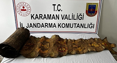 Piton Derisi üzerinde İbranice yazılar ve Kutsal kabul edilen Tılsım ve Kabartmalar * bulunan tarihi eser ele geçirilmiştir.